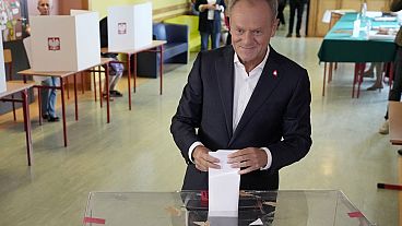 Donald Tusk bei der Stimmabgabe in Warschau