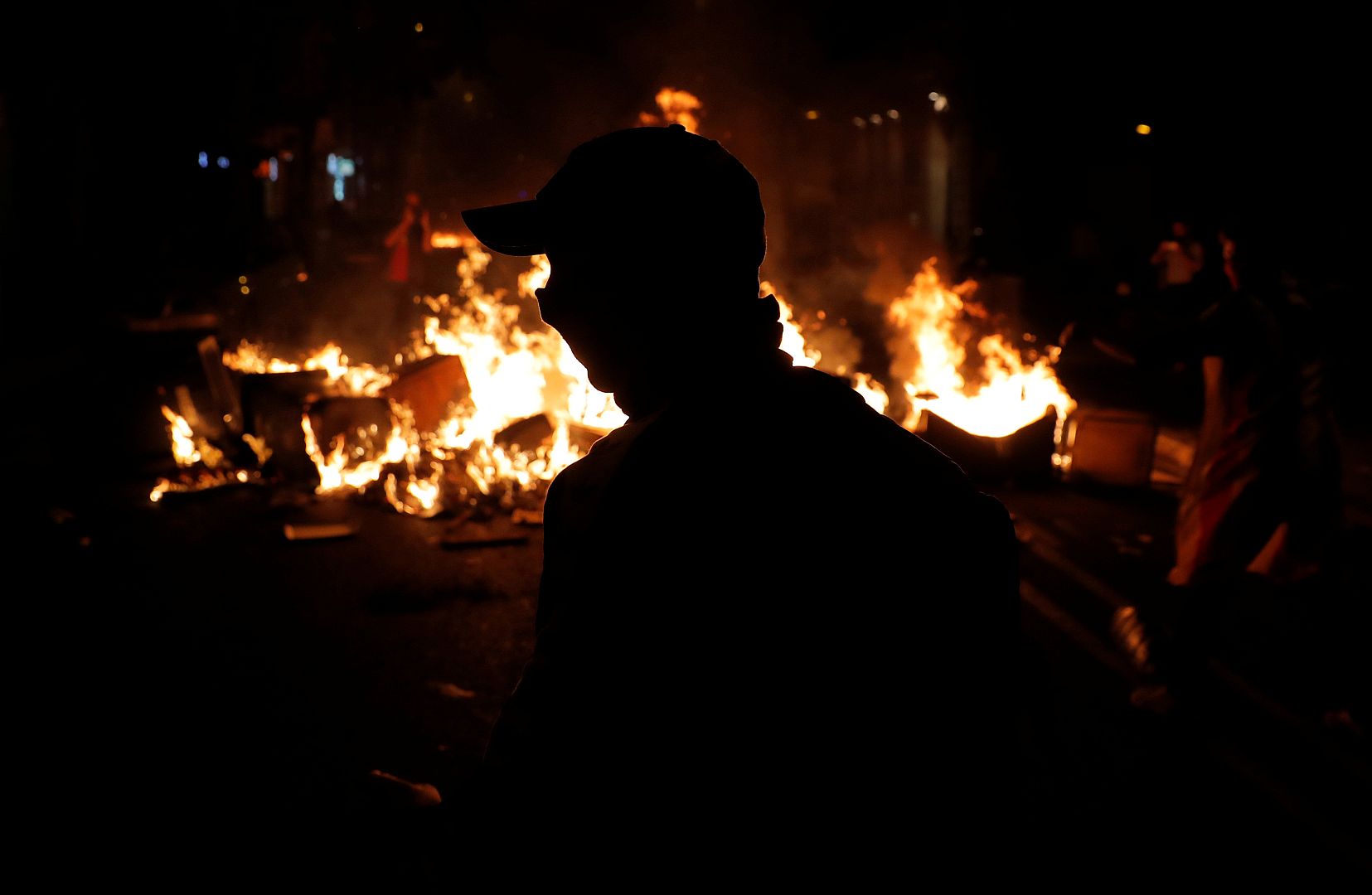 Un manifestante separatista frente a un incendio durante una protesta en Barcelona, España, el 15 de octubre de 2019.