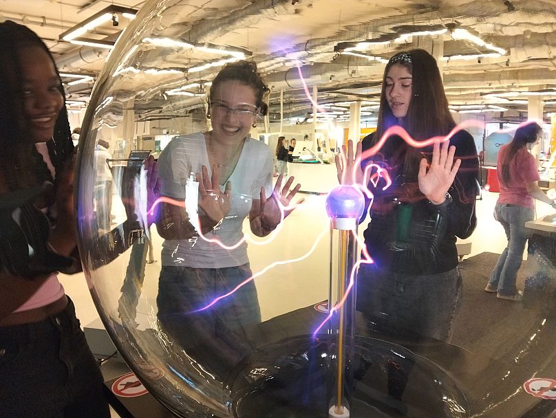 Alunos brincam e aprendem com uma bola de plasma