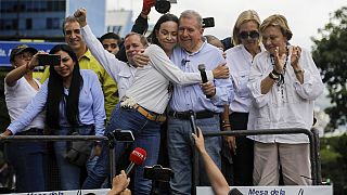 María Corina Machado abraza a Edmundo González durante una manifestación en contra del fraude electoral