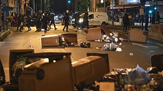 Διαδηλωτές μπλοκάρουν ένα δρόμο με κάδους απορριμμάτων στο Colombes, έξω από το Παρίσι,  Σάββατο, 1 Ιουλίου 2023.