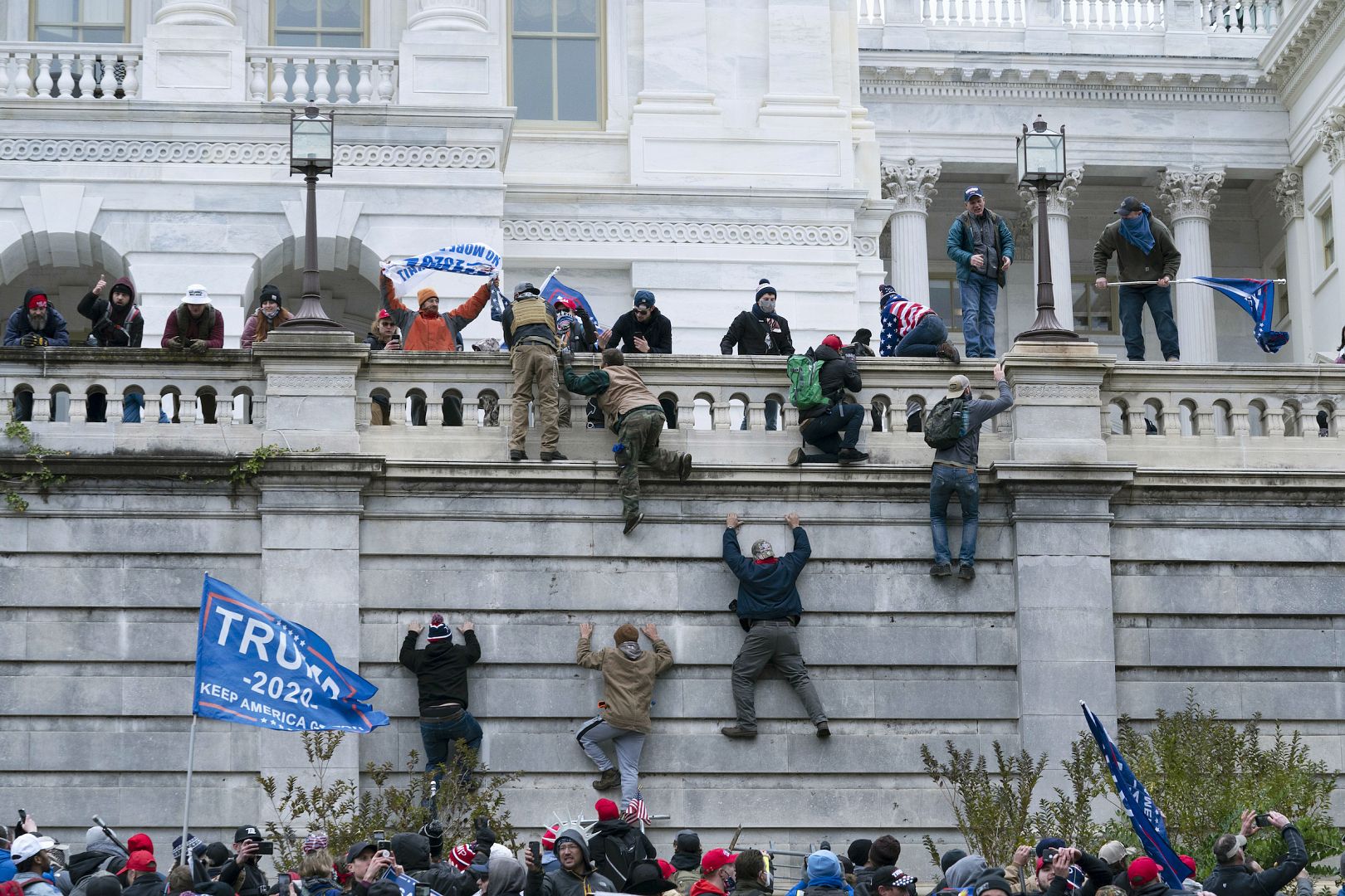 Los partidarios del presidente Donald Trump escalan el muro oeste del Capitolio de Estados Unidos en Washington, Estados Unidos.  6 de enero de 2021