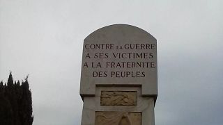 Monument aux morts pacifiste de Dardilly, dans le département du Rhône, en novembre 2014
