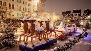 Hóval borított karácsonyi vásári dekoráció Lengyelországban