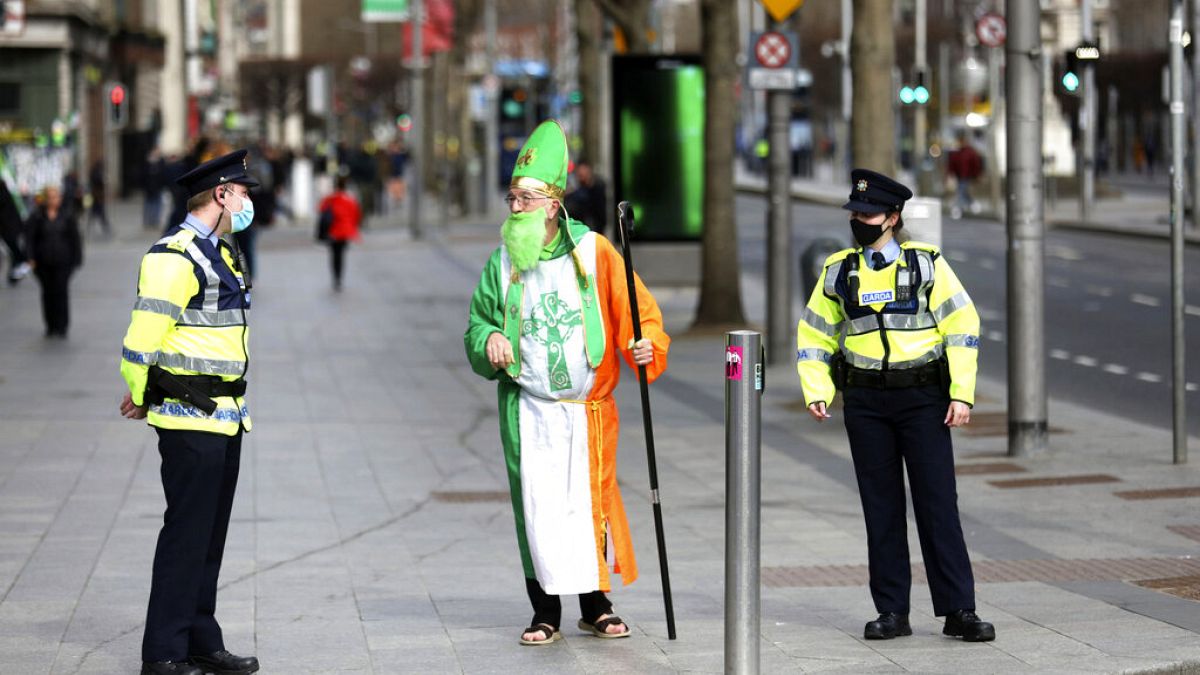 Un hombre disfrazado de San Patricio habla con la policía 