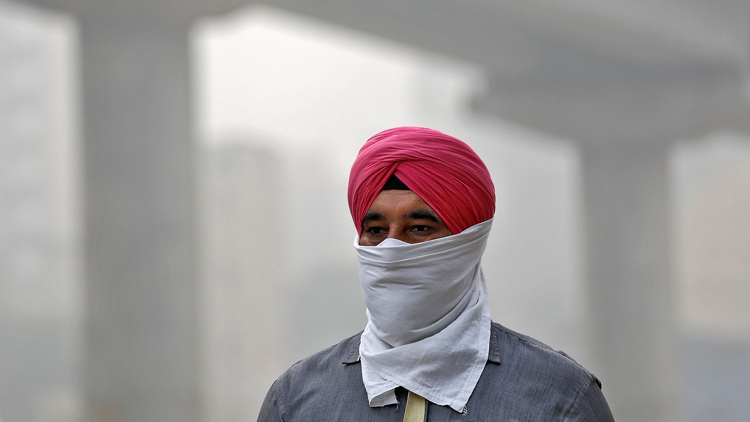 Toxic smog grips New Delhi
