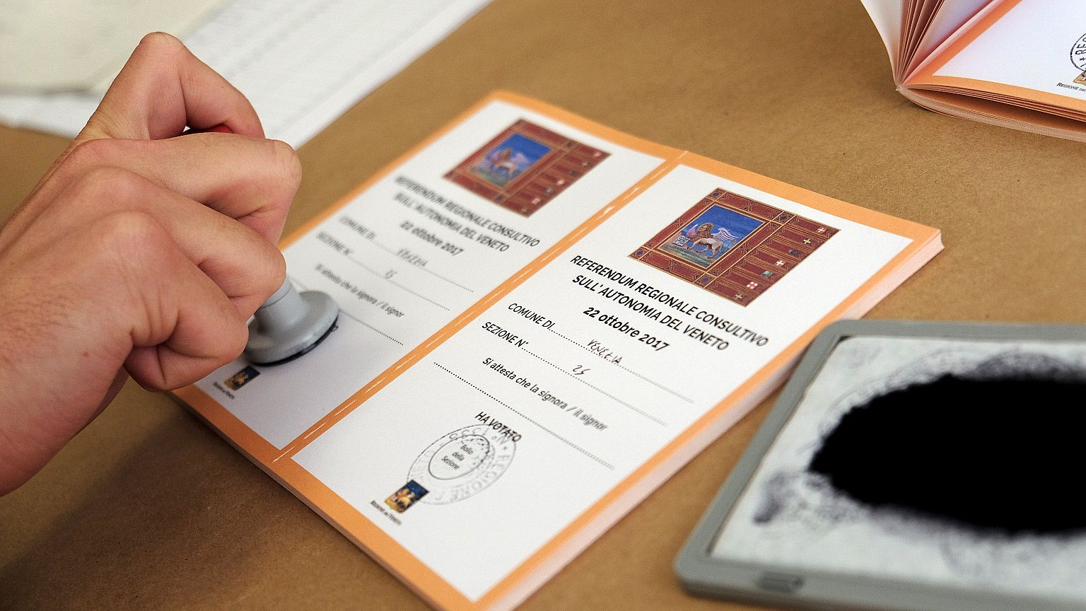 Una delle schede usate per il referendum veneto del 22 ottobre