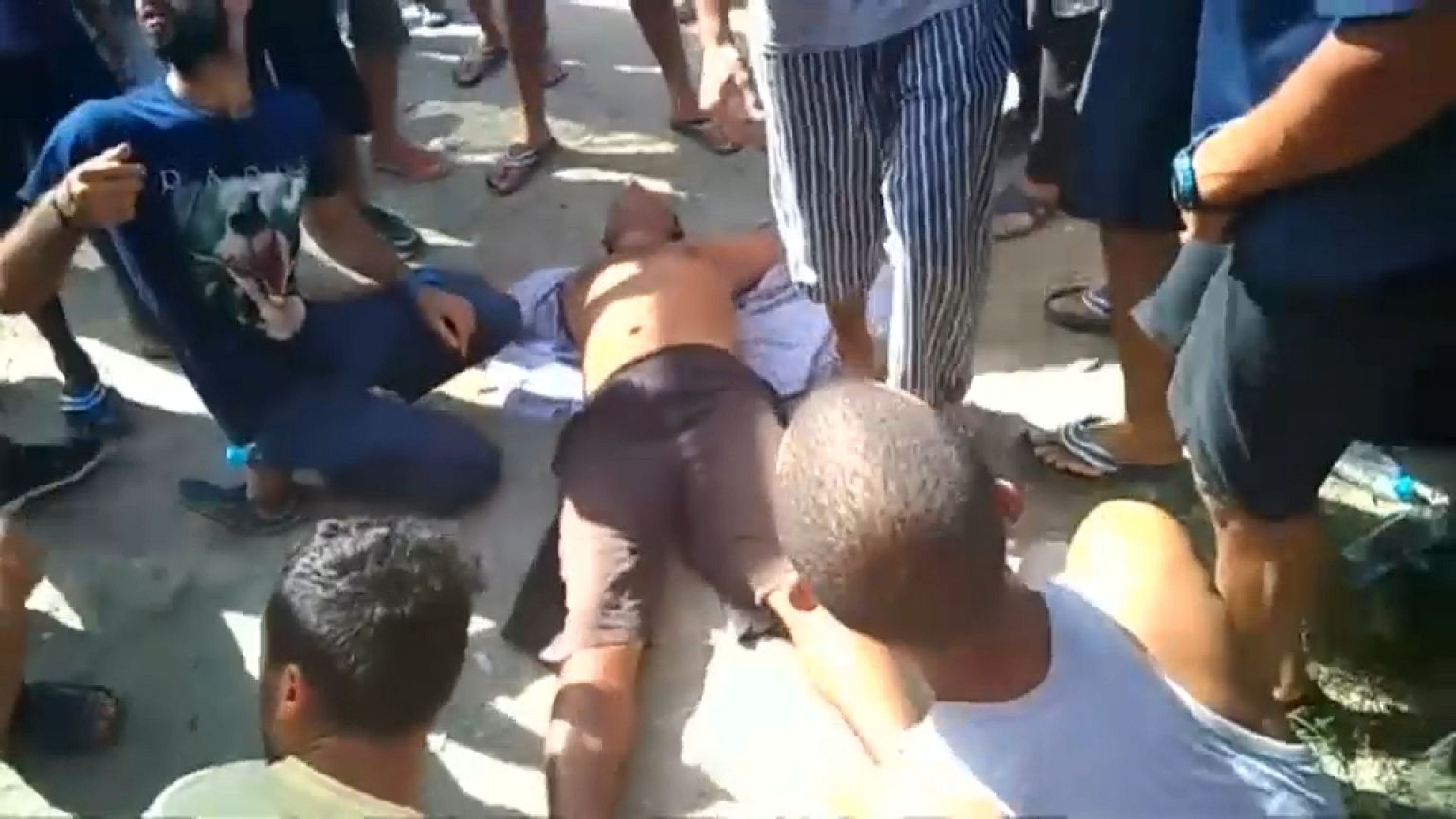 Polícia inicia evacuação forçada de campo de refugiados de Manus