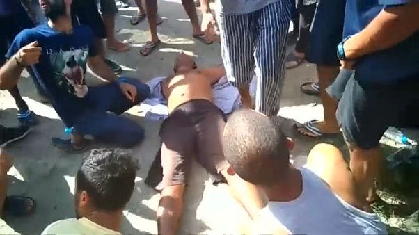 Polícia inicia evacuação forçada de campo de refugiados de Manus Polícia inicia evacuação forçada de campo de refugiados de Manus