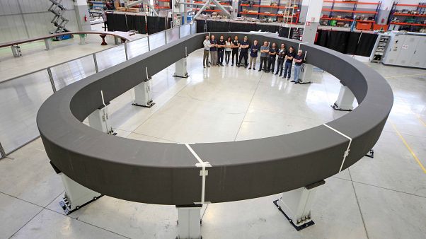 L'enorme bobina, lunga 16m, larga 9m e alta 13m dal valore di 158 milioni L'enorme bobina, lunga 16m, larga 9m e alta 13m dal valore di 158 milioni