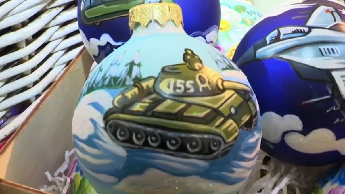 В ГУМе торгуют новогодними шарами с танками и БТР-ами