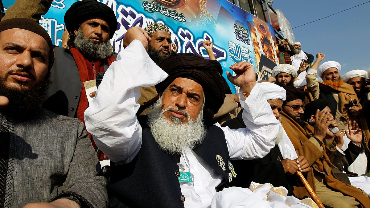 حكومة باكستان ترضخ لاحتجاجات الشارع وتقبل باستقالة وزير العدل 