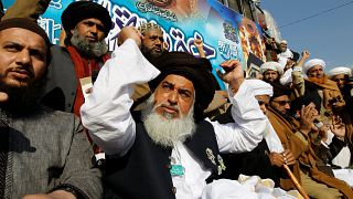 حكومة باكستان ترضخ لاحتجاجات الشارع وتقبل باستقالة وزير العدل
