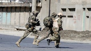 Afghanische und ausländische Soldaten in Kabul