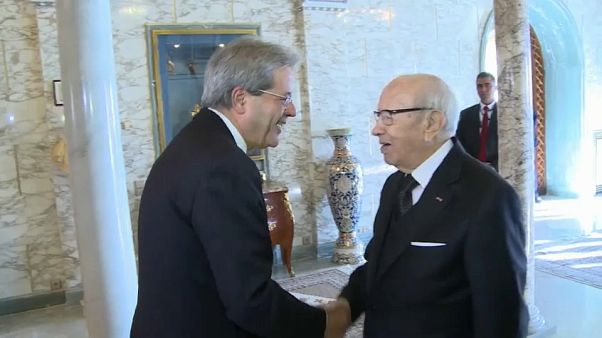 Gentiloni e Macron in visita in Africa prima del summit con l'Europa Gentiloni e Macron in visita in Africa prima del summit con l'Europa