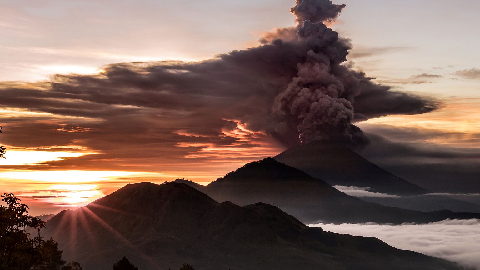 Un turista osserva il vulcano Mount Agung dal tempio di Lempuyang 
