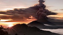 Un turista osserva il vulcano Mount Agung dal tempio di Lempuyang 