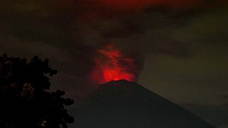بركان جبل أغونغ يلفظ حممه الملتهبة والآلاف عالقون في مطار الجزيرة