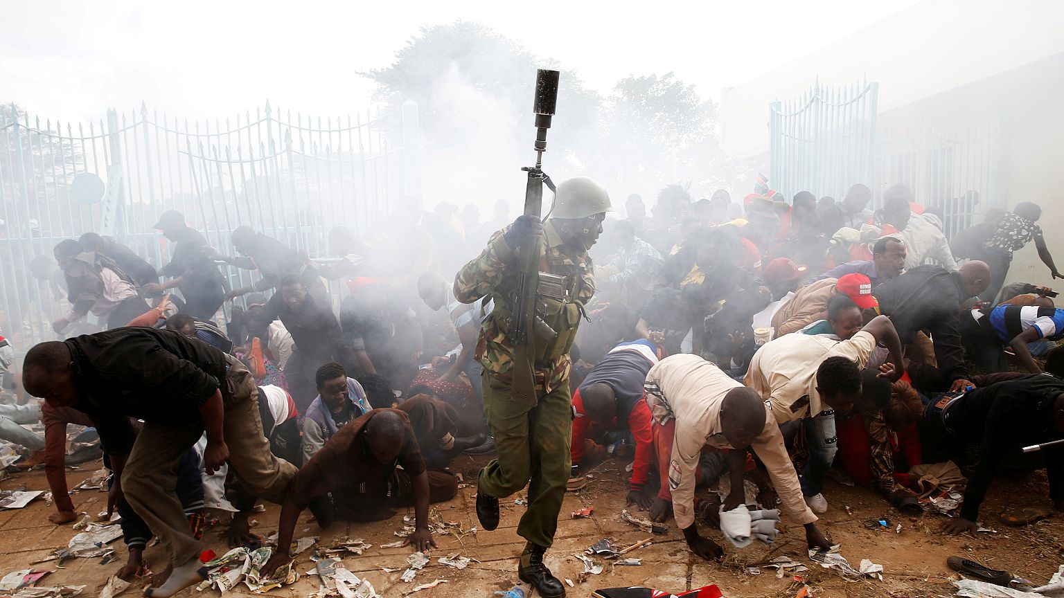 Kenya: Kenyatta giura, tensioni fuori dallo stadio 