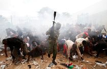 Kenya: Kenyatta giura, tensioni fuori dallo stadio