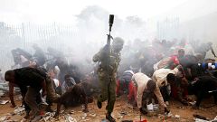 Kenya: Kenyatta giura, tensioni fuori dallo stadio 
