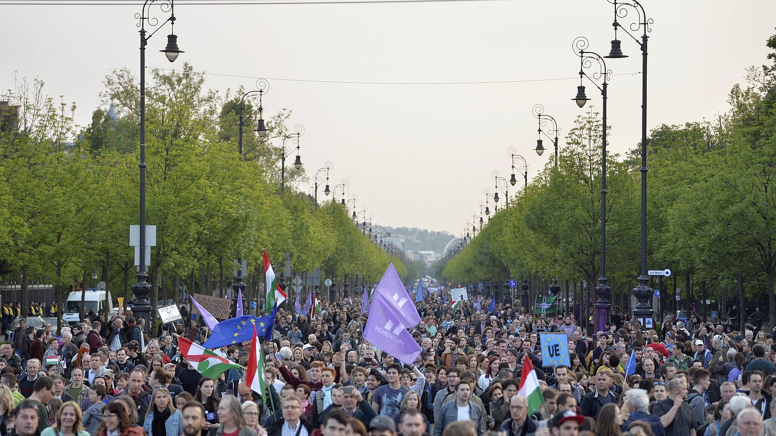 Résztvevők a Momentum Mozgalom Európához tartozunk! jelmondatú menetén