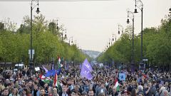 Résztvevők a Momentum Mozgalom Európához tartozunk! jelmondatú menetén