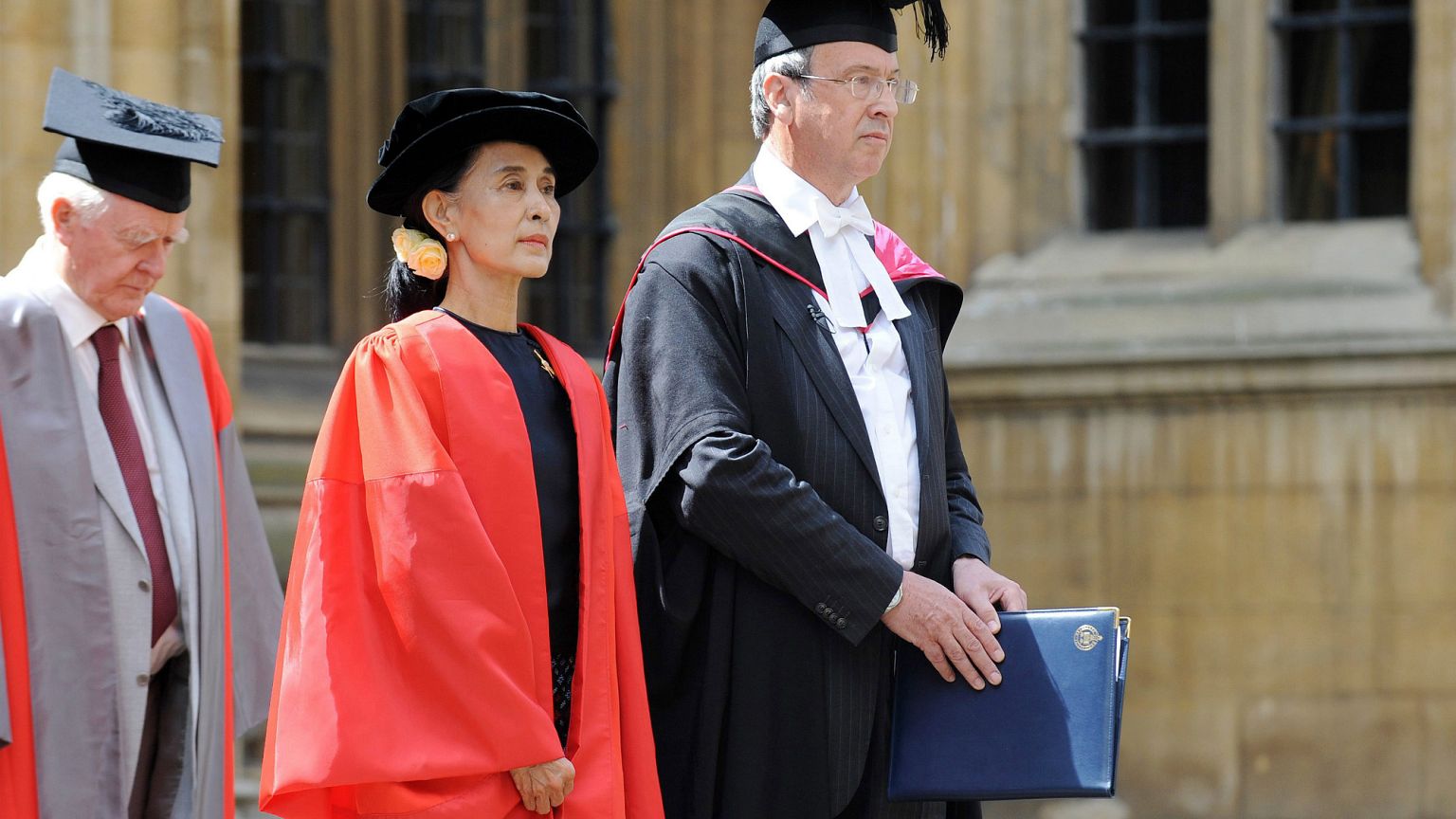 Oxford Belediyesi Myanmar lideri Suu Çii'ye verdiği nişanı geri aldı