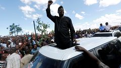 Kenyan opposition leader Raila Odinga greets supporters in Nairobi