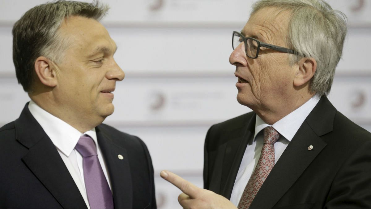 Orban e Juncker insieme in una foto d'archivio