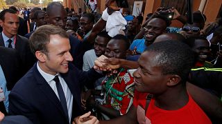 Granadas, estudantes e protestos aguardavam Macron no Burkina Faso