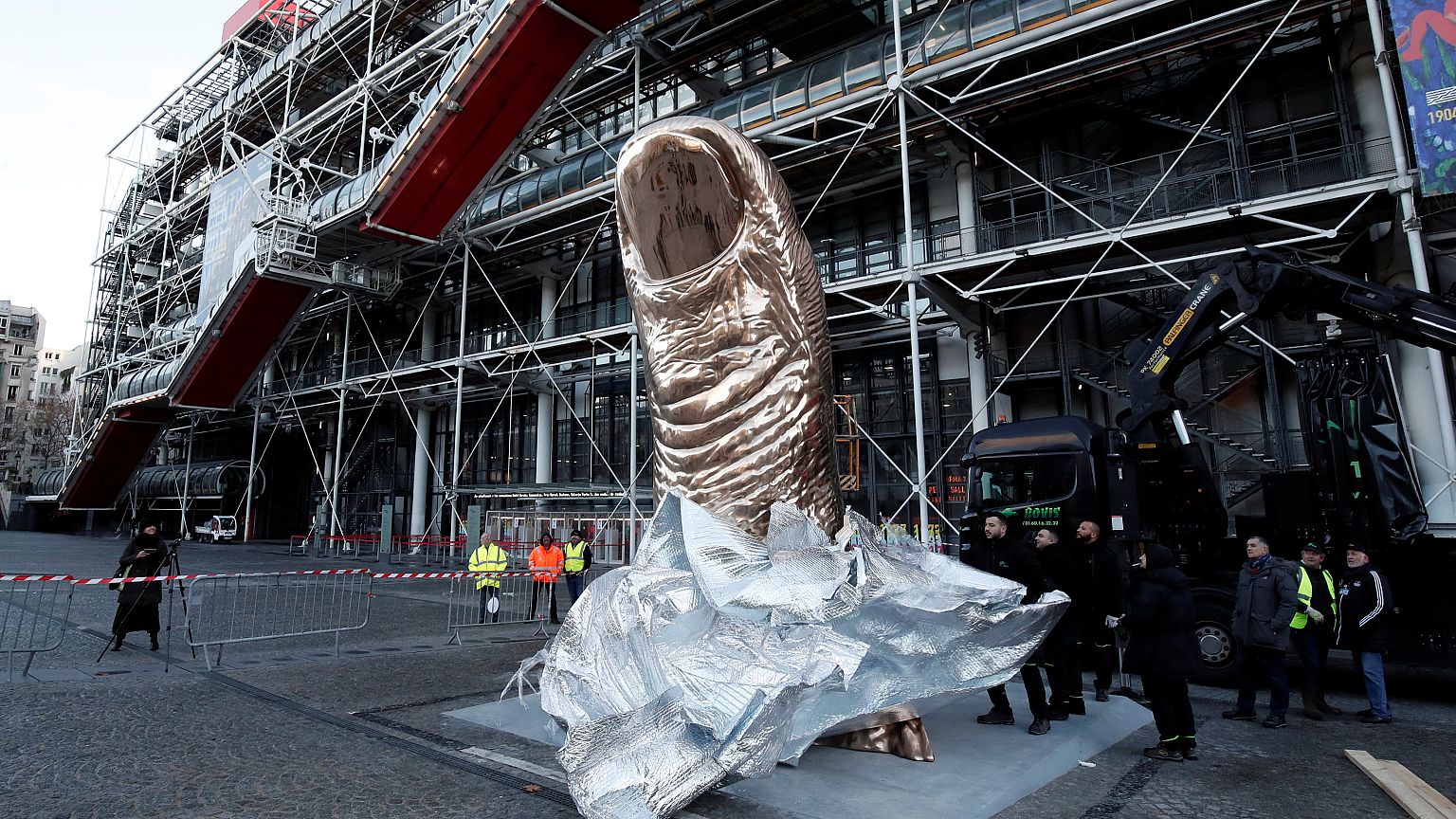 "Le Pouce" de César se dresse à Beaubourg