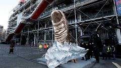 "Le Pouce" de César se dresse à Beaubourg