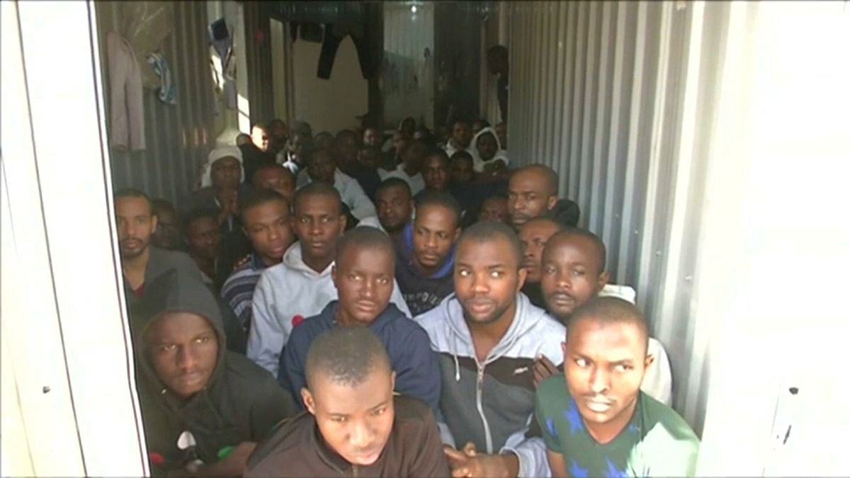 França pede sanções contra escravatura na Líbia