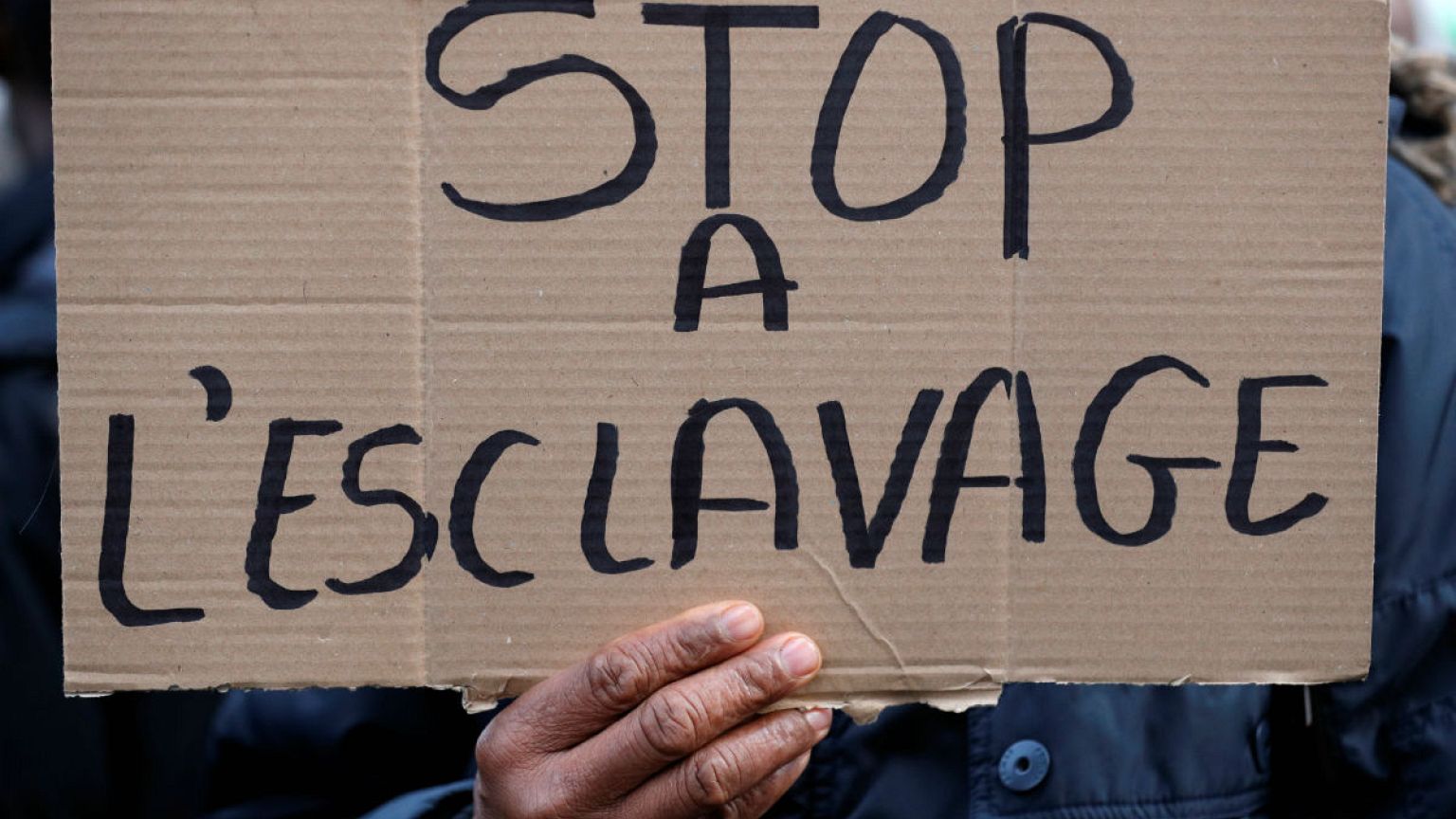 Cartel durante una protesta reciente en París frente a la embajada libia