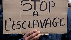 Cartel durante una protesta reciente en París frente a la embajada libia