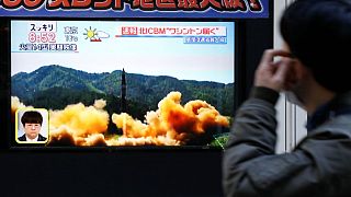 Un hombre mira en Seúl las noticias sobre el lanzamiento de un misil