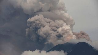 Μπαλί: Άνοιξε το αεροδρόμιο - Αγωνία για το ηφαίστειο