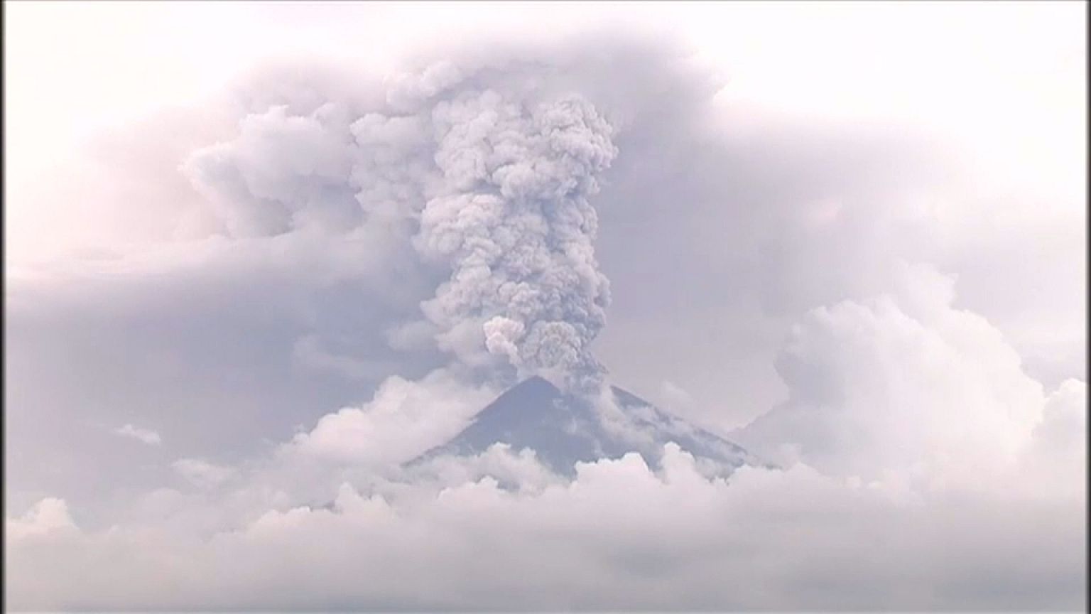 Bali: Mount Agung spuckt weiter kilometerhoch Asche