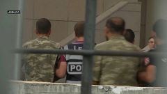 Centenas de militares alvo de mandados de captura