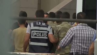 Soldaten werden von der türkischen Polizei festgenommen.