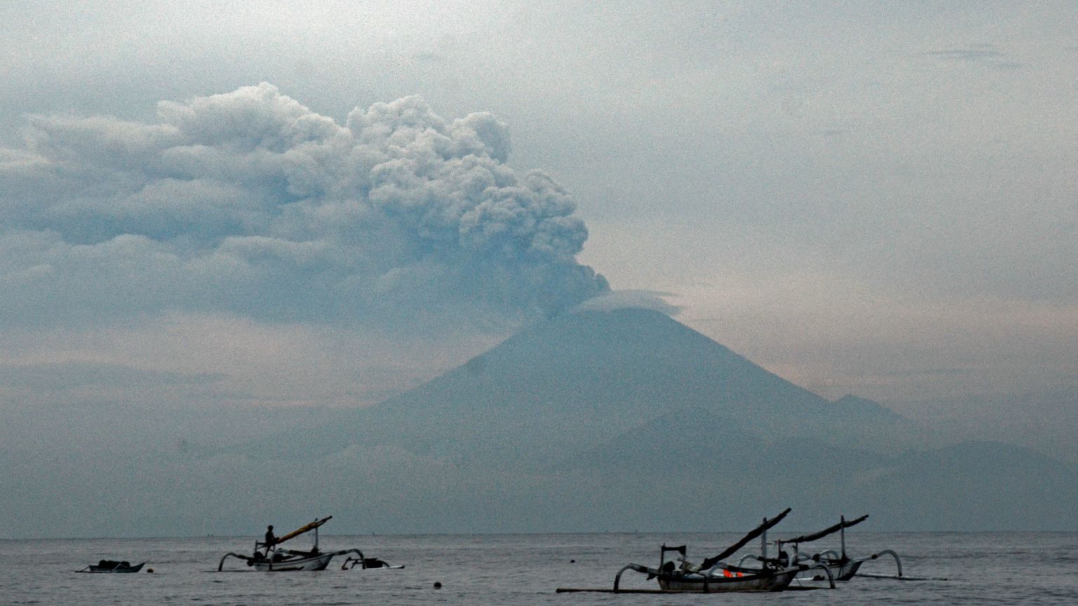 Bali'deki havalimanı yeniden uçuşlara açıldı