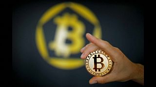 Bitcoin atinge 10 mil dólares