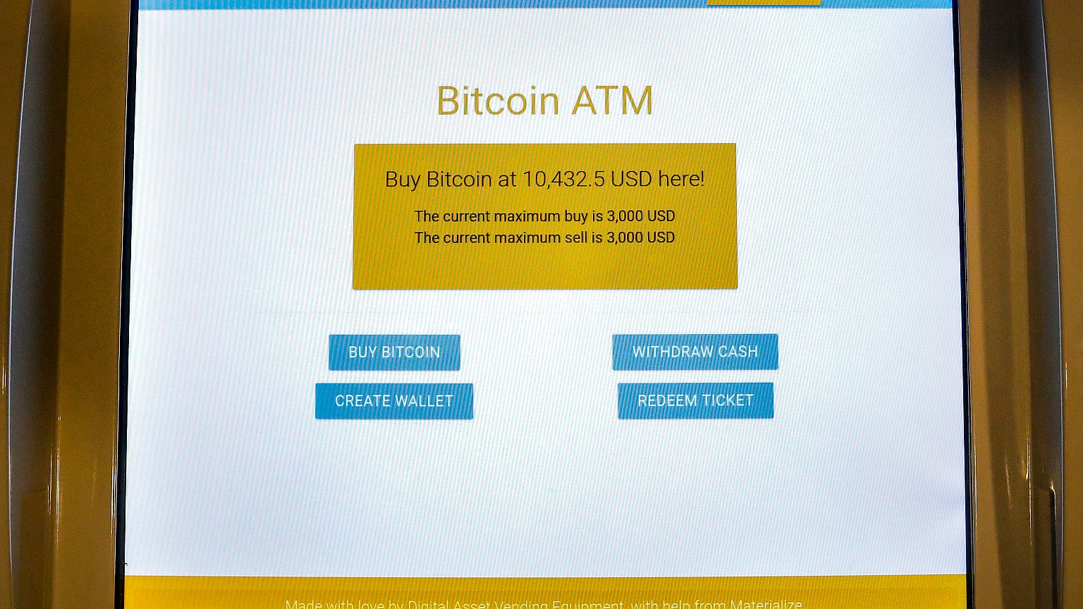 شاشة تعرض سعر شراء بيتكوين على جهاز الصراف الآلي بيتكوين في مركز بنيويورك