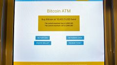 شاشة تعرض سعر شراء بيتكوين على جهاز الصراف الآلي بيتكوين في مركز بنيويورك