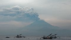 Volcan Agung : l'aéroport rouvre, malgré les inquiétudes