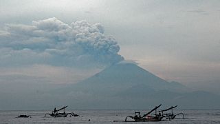 Volcan Agung : l'aéroport rouvre, malgré les inquiétudes