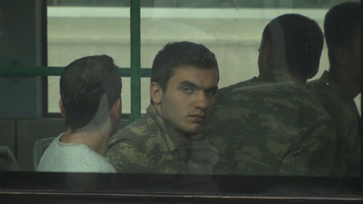 В Турции выдан ордер на арест 340 военных