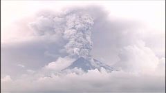 El cráter humeante del volcán Agung
