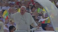 Papa Francesco al suo arrivo al Kyaikkasan Ground di Yangon